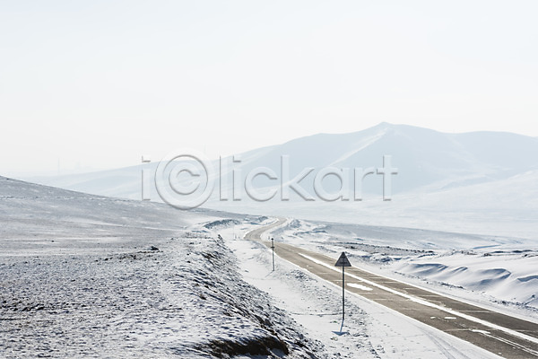 사람없음 JPG 포토 겨울 겨울풍경 눈(날씨) 도로 몽골 산 설경 설원 야외 자연 주간 표지판 풍경(경치) 하늘 해외풍경
