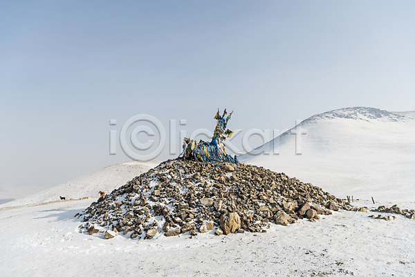 사람없음 JPG 포토 겨울 겨울풍경 깃발 눈(날씨) 몽골 문화 산 설경 설원 야외 자연 전통 주간 풍경(경치) 하늘 해외풍경