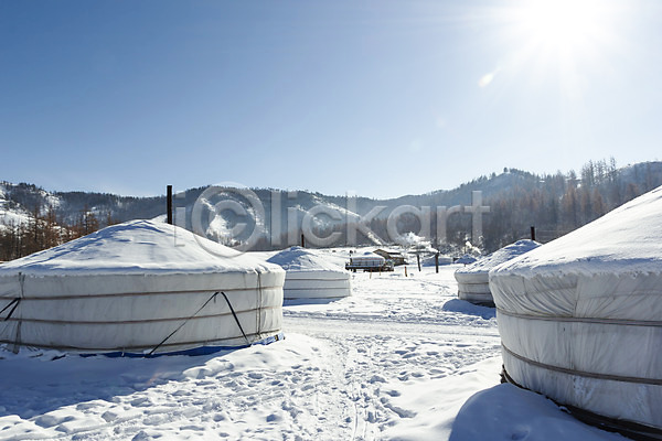 사람없음 JPG 포토 게르 겨울 겨울풍경 굴뚝 눈(날씨) 몽골 설경 설원 수증기 야외 자연 주간 풍경(경치) 하늘 해외풍경
