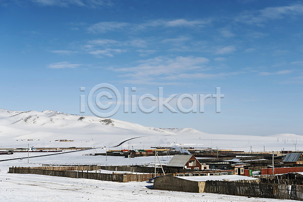 사람없음 JPG 포토 겨울 겨울풍경 구름(자연) 눈(날씨) 마을 몽골 산 설경 설원 야외 자연 주간 주택 파란색 하늘 해외풍경