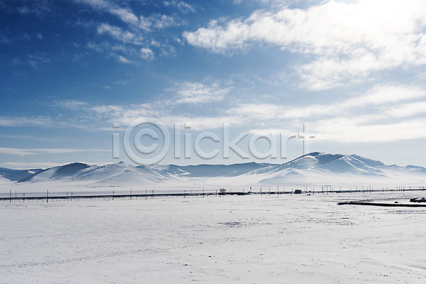 사람없음 JPG 포토 겨울 겨울풍경 구름(자연) 기찻길 눈(날씨) 몽골 산 설경 설원 야외 자연 주간 파란색 하늘 해외풍경