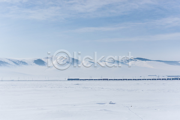 사람없음 JPG 포토 겨울 겨울풍경 구름(자연) 기차 기찻길 눈(날씨) 몽골 산 설경 설원 야외 자연 주간 파란색 하늘 해외풍경