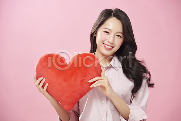 따뜻함 사랑 행복 20대 사람 성인 성인여자한명만 여자 한국인 한명 JPG 앞모습 포토 들기 미소(표정) 분홍색배경 상반신 스튜디오촬영 실내 여대생 응시 의료성형뷰티 하트 하트쿠션