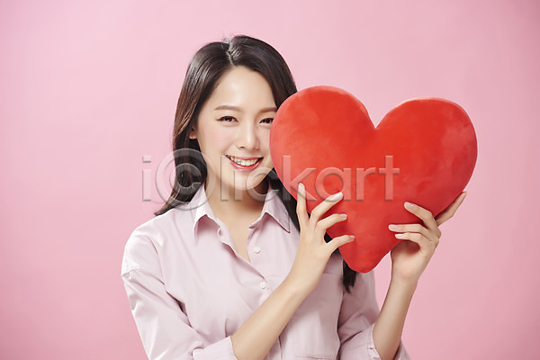 따뜻함 사랑 행복 20대 사람 성인 성인여자한명만 여자 한국인 한명 JPG 앞모습 포토 들기 미소(표정) 분홍색배경 상반신 스튜디오촬영 실내 여대생 응시 의료성형뷰티 하트 하트쿠션