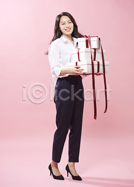 따뜻함 사랑 행복 20대 사람 성인 성인여자한명만 여자 한국인 한명 JPG 옆모습 포토 들기 리본 미소(표정) 분홍색배경 상자 서기 선물 선물상자 스튜디오촬영 실내 여대생 여러개 응시 의료성형뷰티 전신