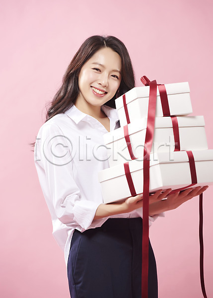 따뜻함 사랑 행복 20대 사람 성인 성인여자한명만 여자 한국인 한명 JPG 옆모습 포토 들기 리본 미소(표정) 분홍색배경 상반신 선물 선물상자 스튜디오촬영 실내 여대생 여러개 응시 의료성형뷰티