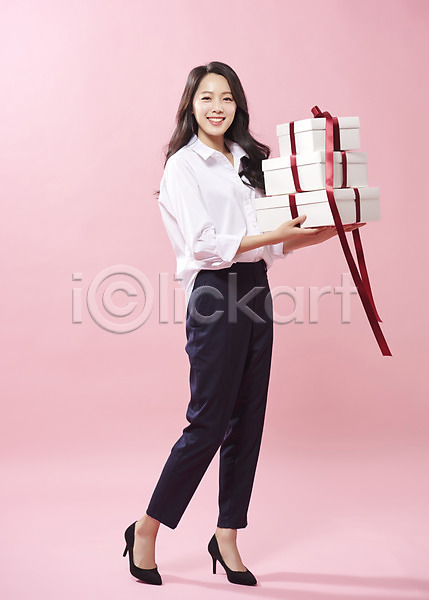 따뜻함 사랑 행복 20대 사람 성인 성인여자한명만 여자 한국인 한명 JPG 옆모습 포토 들기 리본 미소(표정) 분홍색배경 서기 선물 선물상자 스튜디오촬영 실내 여대생 여러개 응시 의료성형뷰티 전신