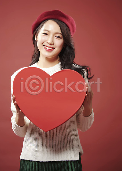 따뜻함 사랑 행복 20대 사람 성인 성인여자한명만 여자 한국인 한명 JPG 앞모습 포토 들기 미소(표정) 베레모 빨간배경 상반신 상자 선물상자 스튜디오촬영 실내 여대생 응시 의료성형뷰티 하트