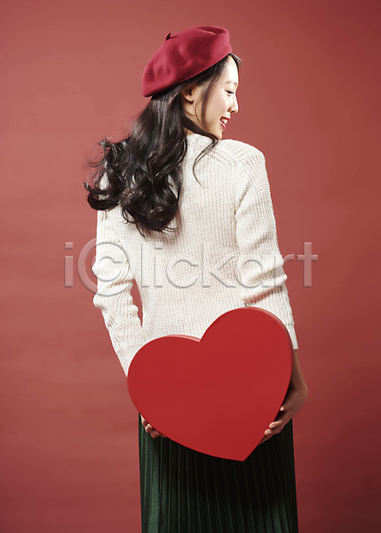 따뜻함 사랑 행복 20대 사람 성인 성인여자한명만 여자 한국인 한명 JPG 뒷모습 포토 뒤돌아보기 들기 미소(표정) 베레모 빨간배경 상반신 상자 서기 선물상자 스튜디오촬영 실내 여대생 응시 의료성형뷰티 하트