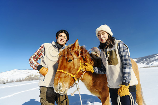 20대 30대 남자 두명 사람 성인 성인만 여자 한국인 JPG 앞모습 옆모습 포토 겨울 고삐 눈(날씨) 말(동물) 몽골 미소(표정) 산 상반신 서기 설원 승마 야외 여행 응시 잡기 장갑 주간 줄 커플 한마리
