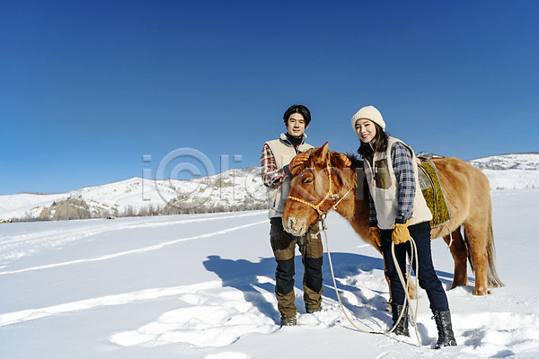 20대 30대 남자 두명 사람 성인 성인만 여자 한국인 JPG 앞모습 옆모습 포토 겨울 고삐 눈(날씨) 말(동물) 몽골 미소(표정) 산 서기 설원 승마 쓰다듬기 야외 여행 응시 잡기 장갑 전신 주간 줄 커플 한마리