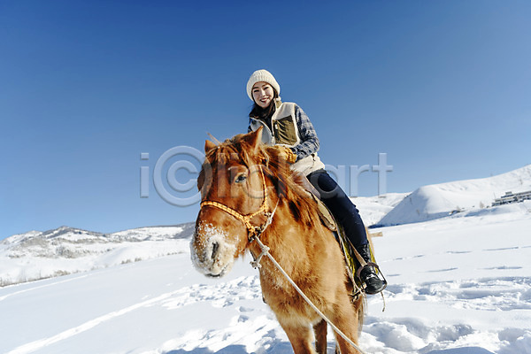 20대 사람 성인 성인여자한명만 여자 한국인 한명 JPG 로우앵글 앞모습 포토 겨울 고삐 눈(날씨) 말(동물) 몽골 미소(표정) 산 설원 승마 앉기 야외 여행 응시 잡기 장갑 전신 주간 한마리