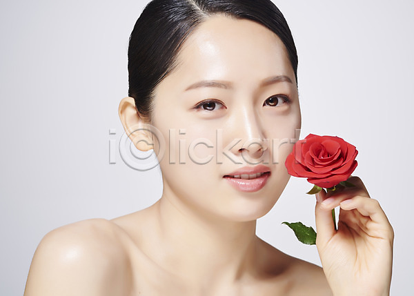 20대 사람 성인 성인여자한명만 여자 한국인 한명 JPG 근접촬영 앞모습 포토 꽃 들기 미소(표정) 뷰티 빨간색 상반신 스튜디오촬영 실내 응시 의료성형뷰티 한송이 회색배경