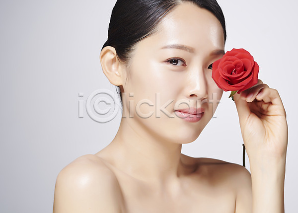20대 사람 성인 성인여자한명만 여자 한국인 한명 JPG 근접촬영 옆모습 포토 꽃 들기 미소(표정) 뷰티 빨간색 상반신 스튜디오촬영 실내 응시 의료성형뷰티 한송이 흰배경