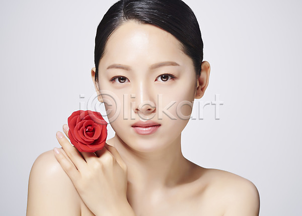20대 사람 성인 성인여자한명만 여자 한국인 한명 JPG 근접촬영 앞모습 포토 꽃 뷰티 빨간색 상반신 스튜디오촬영 실내 응시 의료성형뷰티 한송이 흰배경