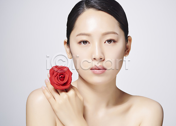 20대 사람 성인 성인여자한명만 여자 한국인 한명 JPG 근접촬영 앞모습 포토 꽃 뷰티 빨간색 상반신 스튜디오촬영 실내 응시 의료성형뷰티 한송이 흰배경