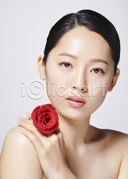 20대 사람 성인 성인여자한명만 여자 한국인 한명 JPG 근접촬영 앞모습 포토 꽃 뷰티 빨간색 상반신 스튜디오촬영 실내 얼굴 응시 의료성형뷰티 한송이 회색배경