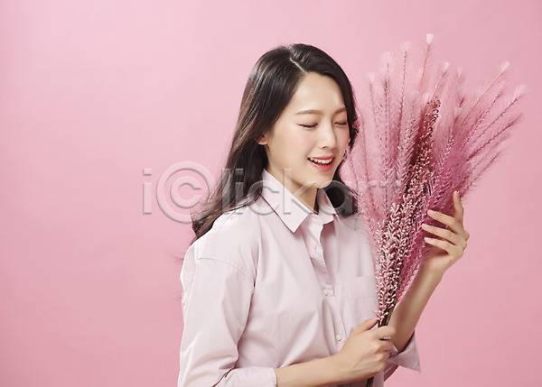 귀여움 즐거움 행복 20대 사람 성인 성인여자한명만 여자 한국인 한명 JPG 옆모습 포토 꽃 눈감음 들기 미소(표정) 분홍색 분홍색배경 상반신 스튜디오촬영 실내 여대생 의료성형뷰티