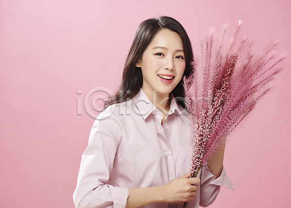 귀여움 즐거움 행복 20대 사람 성인 성인여자한명만 여자 한국인 한명 JPG 앞모습 포토 꽃 들기 미소(표정) 분홍색 분홍색배경 상반신 스튜디오촬영 실내 여대생 응시 의료성형뷰티