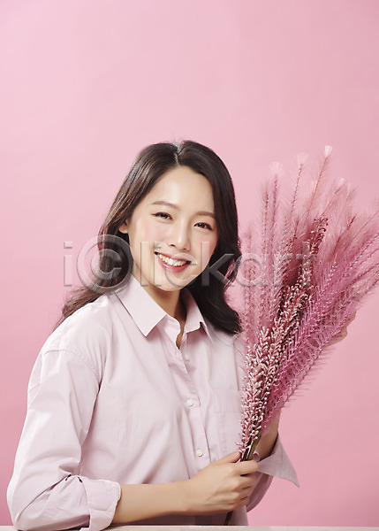 귀여움 즐거움 행복 20대 사람 성인 성인여자한명만 여자 한국인 한명 JPG 옆모습 포토 꽃 들기 미소(표정) 분홍색 분홍색배경 상반신 스튜디오촬영 실내 여대생 응시 의료성형뷰티