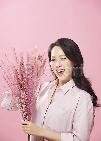 귀여움 즐거움 행복 20대 사람 성인 성인여자한명만 여자 한국인 한명 JPG 옆모습 포토 꽃 들기 미소(표정) 분홍색 분홍색배경 상반신 스튜디오촬영 실내 여대생 응시 의료성형뷰티