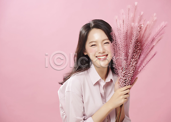 귀여움 즐거움 행복 20대 사람 성인 성인여자한명만 여자 한국인 한명 JPG 옆모습 포토 꽃 눈웃음 들기 미소(표정) 분홍색 분홍색배경 상반신 스튜디오촬영 실내 여대생 응시 의료성형뷰티
