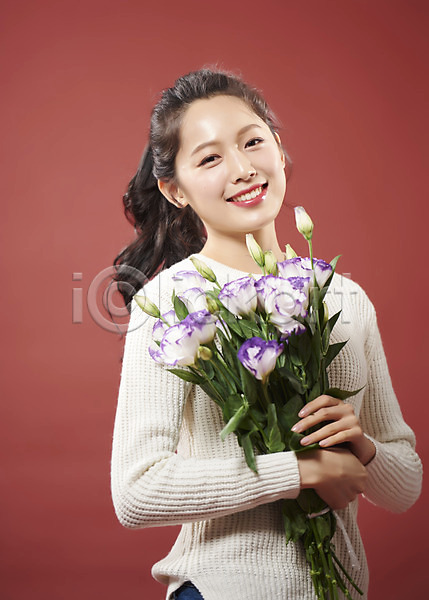 귀여움 즐거움 행복 20대 사람 성인 성인여자한명만 여자 한국인 한명 JPG 옆모습 포토 꽃 꽃다발 들기 미소(표정) 빨간배경 상반신 스튜디오촬영 실내 여대생 응시 의료성형뷰티