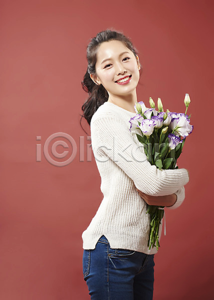귀여움 즐거움 행복 20대 사람 성인 성인여자한명만 여자 한국인 한명 JPG 옆모습 포토 꽃다발 들기 미소(표정) 빨간배경 상반신 스튜디오촬영 실내 안기 여대생 응시 의료성형뷰티