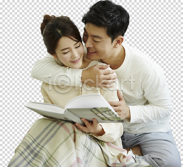 사랑 20대 30대 남자 두명 사람 성인 성인만 여자 한국인 PNG 앞모습 편집이미지 담요 독서 미소(표정) 백허그 상반신 안기 앉기 응시 책 커플 편집소스