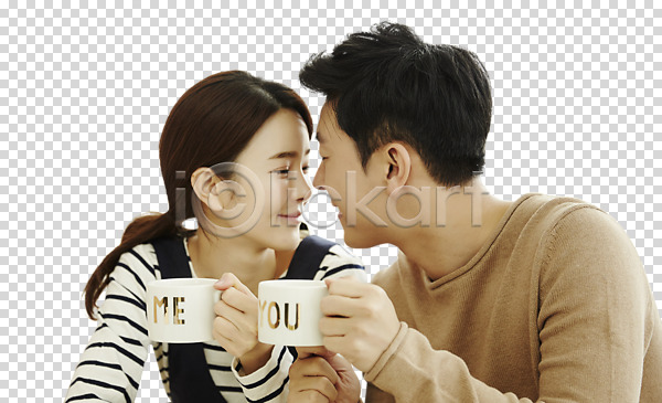 사랑 20대 30대 남자 두명 사람 성인 성인만 여자 한국인 PNG 앞모습 편집이미지 들기 마주보기 머그컵 미소(표정) 상반신 커플 편집소스