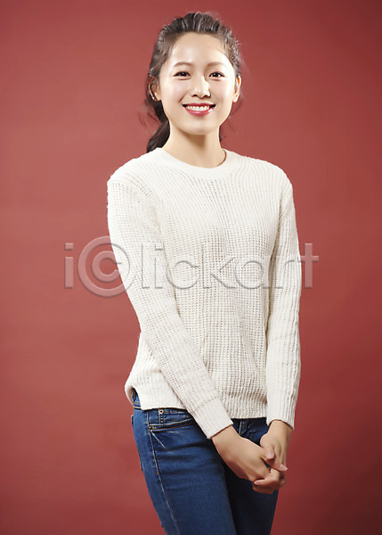 20대 사람 성인 성인여자한명만 여자 한국인 한명 JPG 앞모습 포토 미소(표정) 빨간배경 상반신 서기 스튜디오촬영 실내 여대생 응시 의료성형뷰티