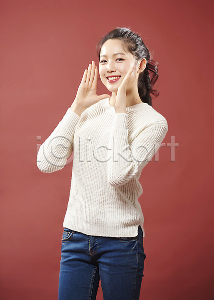 20대 사람 성인 성인여자한명만 여자 한국인 한명 JPG 앞모습 포토 미소(표정) 빨간배경 상반신 손짓 스튜디오촬영 실내 여대생 외침 응시 의료성형뷰티