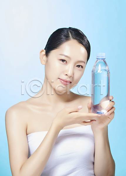 깨끗함 순수 20대 사람 성인 성인여자한명만 여자 한국인 한명 JPG 앞모습 포토 들기 물 물병 뷰티 상반신 생수 스튜디오촬영 실내 의료성형뷰티 파란배경 파란색