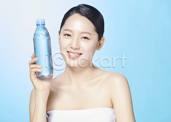 깨끗함 순수 20대 사람 성인 성인여자한명만 여자 한국인 한명 JPG 앞모습 포토 들기 물 물병 미소(표정) 뷰티 상반신 생수 스튜디오촬영 실내 응시 의료성형뷰티 파란배경 파란색