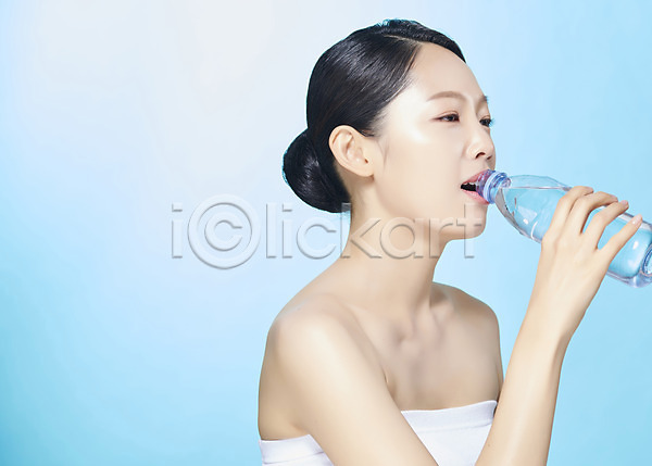 깨끗함 순수 20대 사람 성인 성인여자한명만 여자 한국인 한명 JPG 옆모습 포토 마시기 물 물병 뷰티 상반신 생수 스튜디오촬영 실내 의료성형뷰티 파란배경 파란색