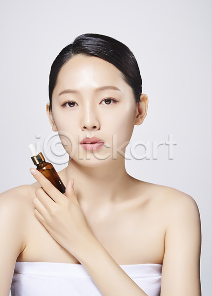 20대 사람 성인 성인여자한명만 여자 한국인 한명 JPG 앞모습 포토 들기 뷰티 상반신 스튜디오촬영 실내 유리병 응시 의료성형뷰티 화장품 흰배경