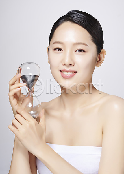 20대 사람 성인 성인여자한명만 여자 한국인 한명 JPG 앞모습 포토 들기 모래시계 미소(표정) 뷰티 상반신 스튜디오촬영 실내 응시 의료성형뷰티 흰배경