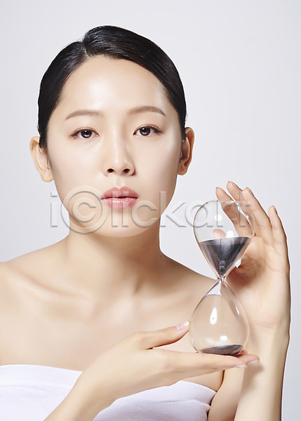 20대 사람 성인 성인여자한명만 여자 한국인 한명 JPG 앞모습 포토 들기 모래시계 뷰티 상반신 스튜디오촬영 실내 응시 의료성형뷰티 흰배경