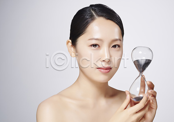 20대 사람 성인 성인여자한명만 여자 한국인 한명 JPG 앞모습 포토 들기 모래시계 뷰티 상반신 스튜디오촬영 실내 응시 의료성형뷰티 화장품 흰배경
