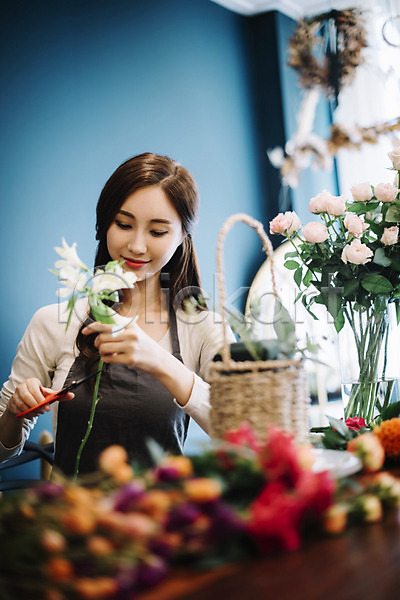 여유 즐거움 행복 20대 사람 성인 성인여자한명만 여자 한국인 한명 JPG 앞모습 포토 꽃 꽃바구니 꽃병 꽃집 들기 미소(표정) 상반신 실내 자르기 장미 조경가위 취미