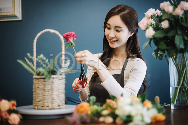 여유 즐거움 행복 20대 사람 성인 성인여자한명만 여자 한국인 한명 JPG 앞모습 포토 꽃 꽃바구니 꽃병 꽃집 만들기 미소(표정) 상반신 실내 응시 장미 취미