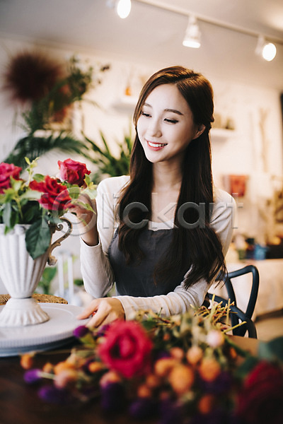 여유 즐거움 행복 20대 사람 성인 성인여자한명만 여자 한국인 한명 JPG 아웃포커스 앞모습 포토 꽃 꽃꽂이 꽃집 만지기 미소(표정) 상반신 실내 응시 장미 취미 화분