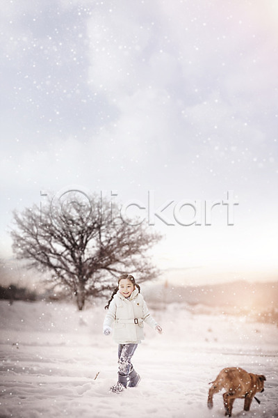 즐거움 소녀한명만 어린이 한국인 한명 PSD 디지털합성 앞모습 편집이미지 강아지 걷기 겨울 겨울풍경 나무 눈(날씨) 반려 설경 야외 전신 주간 한마리