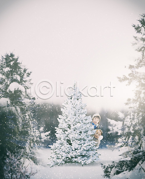 즐거움 남자 두명 어린이 어린이만 여자 한국인 PSD 디지털합성 앞모습 편집이미지 겨울 겨울풍경 나무 남매 눈(날씨) 상반신 설경 숲 야외 주간 하늘