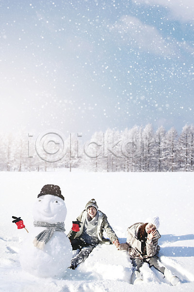 즐거움 20대 남자 두명 성인 성인만 여자 한국인 PSD 디지털합성 앞모습 편집이미지 겨울 겨울풍경 눈(날씨) 눈사람 설경 설원 앉기 야외 전신 주간 커플