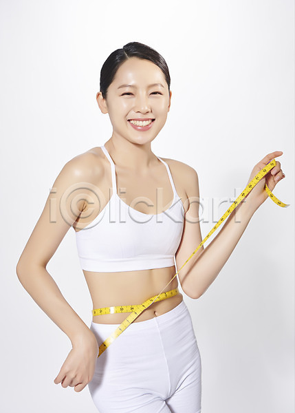 20대 사람 성인 성인여자한명만 여자 한국인 한명 JPG 옆모습 포토 다이어트 모션 몸매관리 미소(표정) 뷰티 상반신 스튜디오촬영 실내 응시 의료성형뷰티 줄자 치수재기 허리둘레 흰배경 흰색