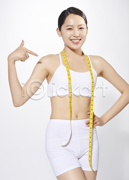 20대 사람 성인 성인여자한명만 여자 한국인 한명 JPG 앞모습 포토 가리킴 다이어트 모션 몸매관리 미소(표정) 뷰티 상반신 서기 스튜디오촬영 실내 응시 의료성형뷰티 줄자 허리손 흰배경 흰색