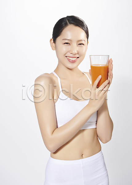 20대 사람 성인 성인여자한명만 여자 한국인 한명 JPG 앞모습 포토 다이어트 당근 당근주스 들기 디톡스 모션 몸매관리 미소(표정) 뷰티 상반신 스튜디오촬영 실내 응시 의료성형뷰티 주스 컵 흰배경 흰색