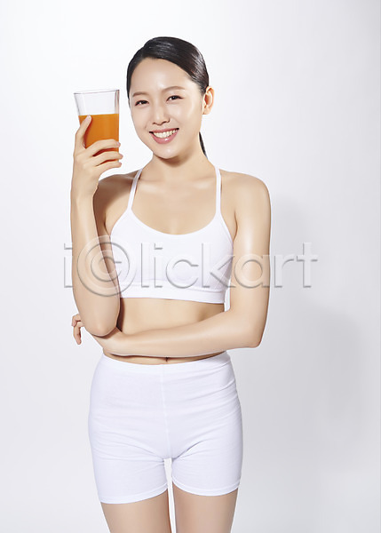20대 사람 성인 성인여자한명만 여자 한국인 한명 JPG 포토 다이어트 당근 당근주스 디톡스 모션 몸매관리 미소(표정) 뷰티 상반신 서기 스튜디오촬영 실내 응시 의료성형뷰티 주스 흰배경 흰색