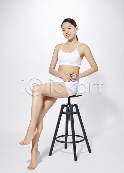 20대 사람 성인 성인여자한명만 여자 한국인 한명 JPG 옆모습 포토 다이어트 모션 몸매관리 미소(표정) 뷰티 스튜디오촬영 실내 앉기 응시 의료성형뷰티 의자 전신 포즈 흰배경 흰색